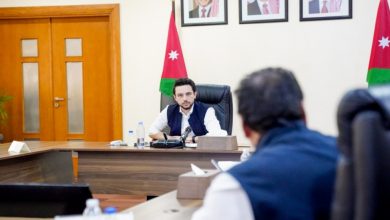 الأمير الحسين بن عبدالله الثاني ولي العهد خلال ترؤس اجتماعا في سلطة منطقة العقبة الاقتصادية الخاصة. (الديوان الملكي الهاشمي)
